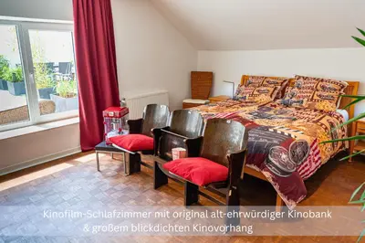Ein Bett oder Betten in einem Zimmer der Unterkunft Kinofilmwohnung mit großem Dachgarten im Gästehaus Graf-Schmelzer