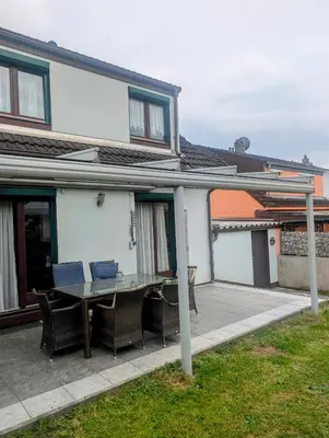 Das Gebäude in dem sich das Ferienhaus befindet