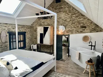 Ein Bett oder Betten in einem Zimmer der Unterkunft BG Living & Hosting - Mosel Winzerhaus an der Lieser mit Sonnenterrasse & Privatparkplatz - Nähe Bernkastel-Kues
