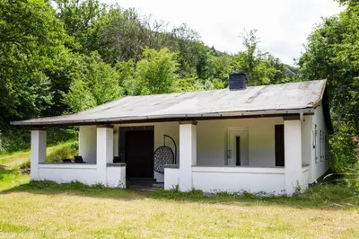 Das Gebäude in dem sich das Ferienhaus befindet
