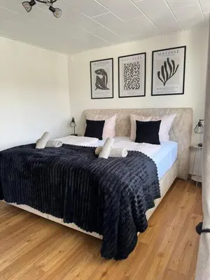 Ein Bett oder Betten in einem Zimmer der Unterkunft RheinLoft Apartment - Balkon & Parkplatz 