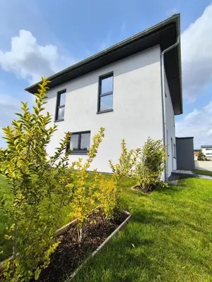 Ein Garten an der Unterkunft VILLA VULKANEIFEL -modern -familienfreundlich -Terrasse -Doppelgarage -ruhiger Lage