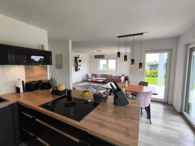 Küche/Küchenzeile in der Unterkunft VILLA VULKANEIFEL -modern -familienfreundlich -Terrasse -Doppelgarage -ruhiger Lage