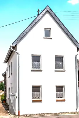 Das Gebäude in dem sich das Ferienhaus befindet