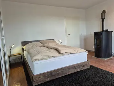 Ein Bett oder Betten in einem Zimmer der Unterkunft Ferienwohnung in Ürzig mit Moselblick