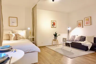 Ein Bett oder Betten in einem Zimmer der Unterkunft 2 stylische separate Apartments mit zwei privaten Stellplätzen für bis zu 8 Personen und stadtnah