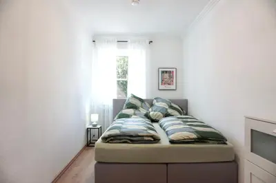 Ein Bett oder Betten in einem Zimmer der Unterkunft 2 Schlafzimmer Wohnung mit Balkon und privatem Stellplatz unmittelbar an der Mosel für bis zu 8 Gäste