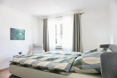 Ein Bett oder Betten in einem Zimmer der Unterkunft 2 Schlafzimmer Wohnung mit Balkon und privatem Stellplatz unmittelbar an der Mosel für bis zu 8 Gäste