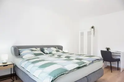 Ein Bett oder Betten in einem Zimmer der Unterkunft 2 Schlafzimmer Wohnung mit Balkon und privatem Stellplatz unmittelbar an der Mosel für bis zu 8 Gäste