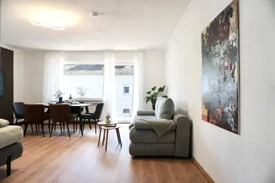 Ein Sitzbereich in der Unterkunft 2 Schlafzimmer Wohnung mit Balkon und privatem Stellplatz unmittelbar an der Mosel für bis zu 8 Gäste