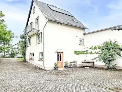 Das Gebäude in dem sich das Ferienhaus befindet