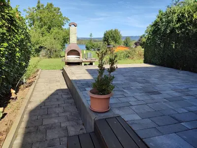 Ein Garten an der Unterkunft Rheinuferhaus