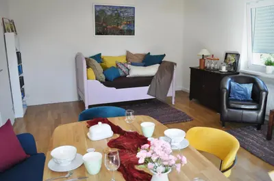 Ein Sitzbereich in der Unterkunft Ferienwohnung Bücherkiste