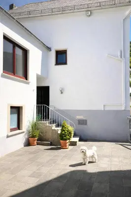 Das Gebäude in dem sich das Ferienhaus befindet
