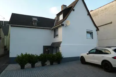 Das Gebäude in dem sich das Ferienhaus befindet
