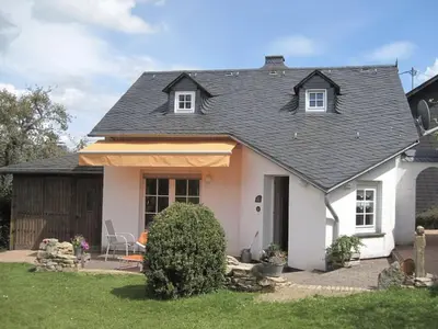 Das Gebäude in dem sich das Ferienhaus befindet