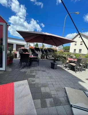 Ein Restaurant oder anderes Speiselokal in der Unterkunft DanMa Ferienwohnung Apartment-Gemeinschaftsküche