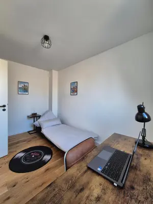 Ein Bett oder Betten in einem Zimmer der Unterkunft Sanierte Altbauwohnung mit Arbeitszimmer & Parkplatz am Rhein