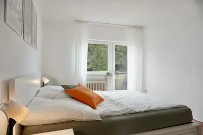 Ein Bett oder Betten in einem Zimmer der Unterkunft NEU Gemütliche Wohnung für max 5 Personen mit Balkon nähe Mosel mit Blick auf die Weinberge
