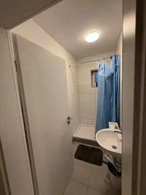 Ein Badezimmer in der Unterkunft Zimmer direkt an dem Rheinsteig neben der WHU mitten im Zentrum von Vallendar