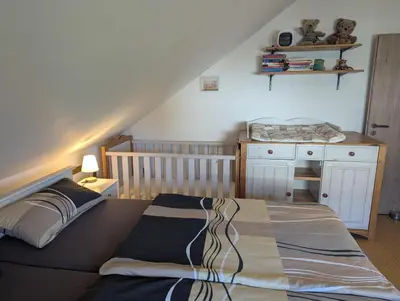Ein Sitzbereich in der Unterkunft Ferienwohnung am Maarberg in Ulmen