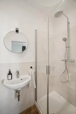 Ein Badezimmer in der Unterkunft Koblenz-City am Schloss - 10 Gäste - ZachaStay
