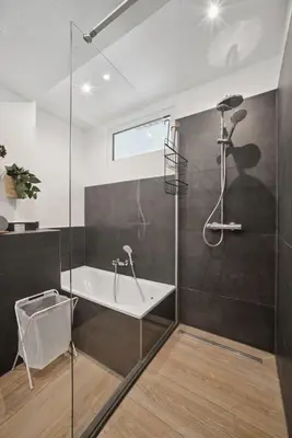 Ein Badezimmer in der Unterkunft Koblenz-City am Schloss - 10 Gäste - ZachaStay