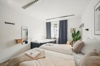 Ein Bett oder Betten in einem Zimmer der Unterkunft Koblenz-City am Schloss - 10 Gäste - ZachaStay