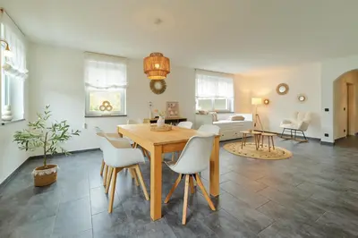 Ein Sitzbereich in der Unterkunft DTV-zertifiziertes 5-Sterne-Ferienhaus an der Mosel mit Garten, Weinbergblick & Privatparkplatz - BG Living & Hosting