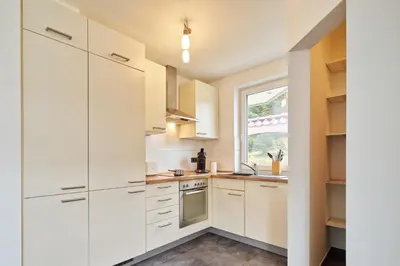 Küche/Küchenzeile in der Unterkunft DTV-zertifiziertes 5-Sterne-Ferienhaus an der Mosel mit Garten, Weinbergblick & Privatparkplatz - BG Living & Hosting