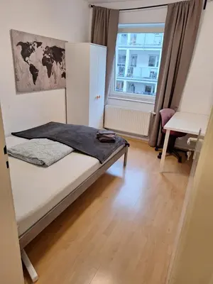 Ein Bett oder Betten in einem Zimmer der Unterkunft Privatroom small 5 min from Railstation