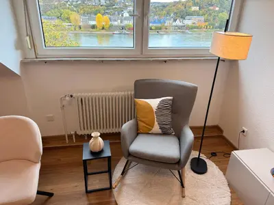 Ein Sitzbereich in der Unterkunft Rheinblick-Apartment Snacks, Ambilight & Boxspringbett