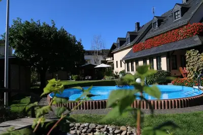 Der Swimmingpool an oder in der Nähe von Ferienwohnung Wallgaesschen