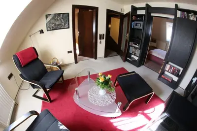 Ein Sitzbereich in der Unterkunft Ferienwohnung Wallgaesschen