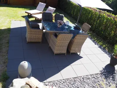 Ein Garten an der Unterkunft Am Waldrand