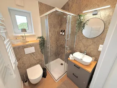 Ein Badezimmer in der Unterkunft Eulennest Tiny House mit Whirlpool und Sauna