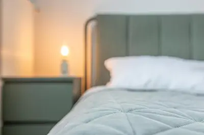 Ein Bett oder Betten in einem Zimmer der Unterkunft Moderne Traumwohnung direkt an der Mosel in Cochem