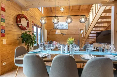 Ein Sitzbereich in der Unterkunft Wellness-Chalet am Badesee für bis zu 10 Personen