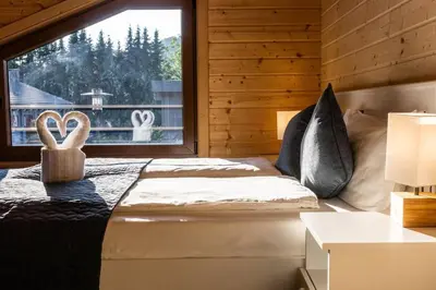 Ein Bett oder Betten in einem Zimmer der Unterkunft Wellness-Chalet am Badesee für bis zu 10 Personen