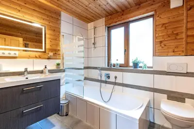 Ein Badezimmer in der Unterkunft Wellness Lakehouse mit Sauna, Whirlpool in der Natur