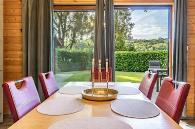 Ein Garten an der Unterkunft Wellness Lakehouse mit Sauna, Whirlpool in der Natur