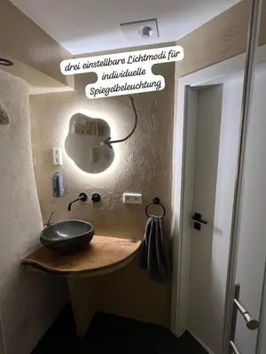 Ein Badezimmer in der Unterkunft Little Rose - modern, central, near train station, WiFi & parking nearby