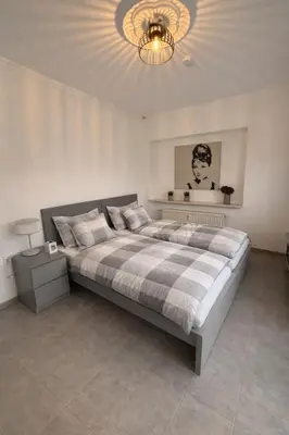 Ein Bett oder Betten in einem Zimmer der Unterkunft Apartment 61 - Ideal für Geschäfts- & Urlaubsreisen 90 m2