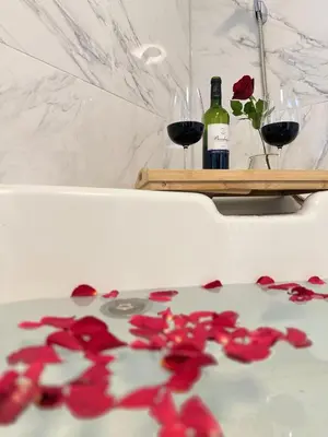 Getränke in der Unterkunft Luxury Wellness Villa mit Schlossblick - Sauna & Whirlpool