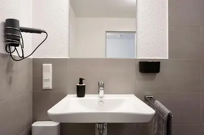 Ein Badezimmer in der Unterkunft Gemütliches 1 Schlafzimmer Apartment mit Balkon & privatem Stellplatz für bis zu 4 Personen unmittelbar an der Mosel