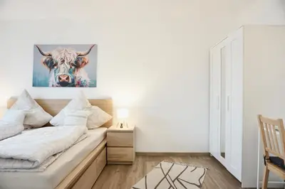 Ein Bett oder Betten in einem Zimmer der Unterkunft Gemütliches 1 Schlafzimmer Apartment mit Balkon & privatem Stellplatz für bis zu 4 Personen unmittelbar an der Mosel