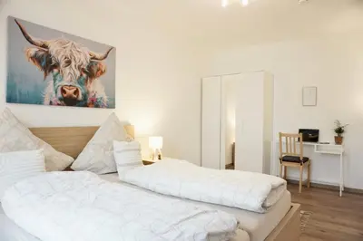 Ein Bett oder Betten in einem Zimmer der Unterkunft Gemütliches 1 Schlafzimmer Apartment mit Balkon & privatem Stellplatz für bis zu 4 Personen unmittelbar an der Mosel