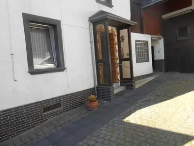 Das Gebäude in dem sich das Ferienhaus befindet