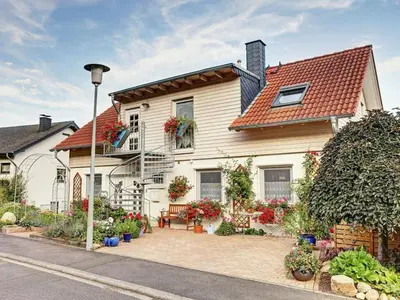 Das Gebäude in dem sich das Ferienhaus befindet