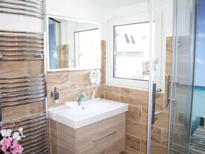 Ein Badezimmer in der Unterkunft Holiday Home Modernes Ferienhaus in Daun by Interhome